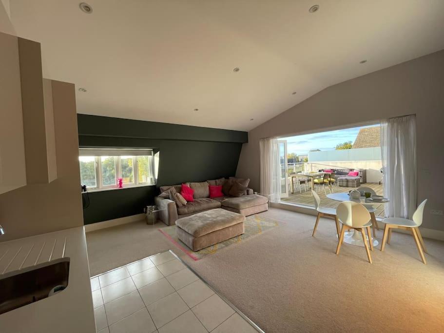 Reed Warbler - Hm111 - Lower Mill Estate Penthouse Apartment With Spa Access Somerford Keynes Eksteriør billede
